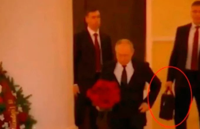 Με σφαίρα στο κεφάλι εντοπίστηκε ο άνθρωπος που κουβαλούσε τους πυρηνικούς κωδικούς του Πούτιν