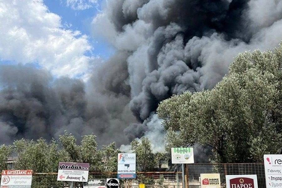 Φωτιά σε επιχείρηση στο Μενίδι- Σε ύφεση η πυρκαγιά στην Ύδρα