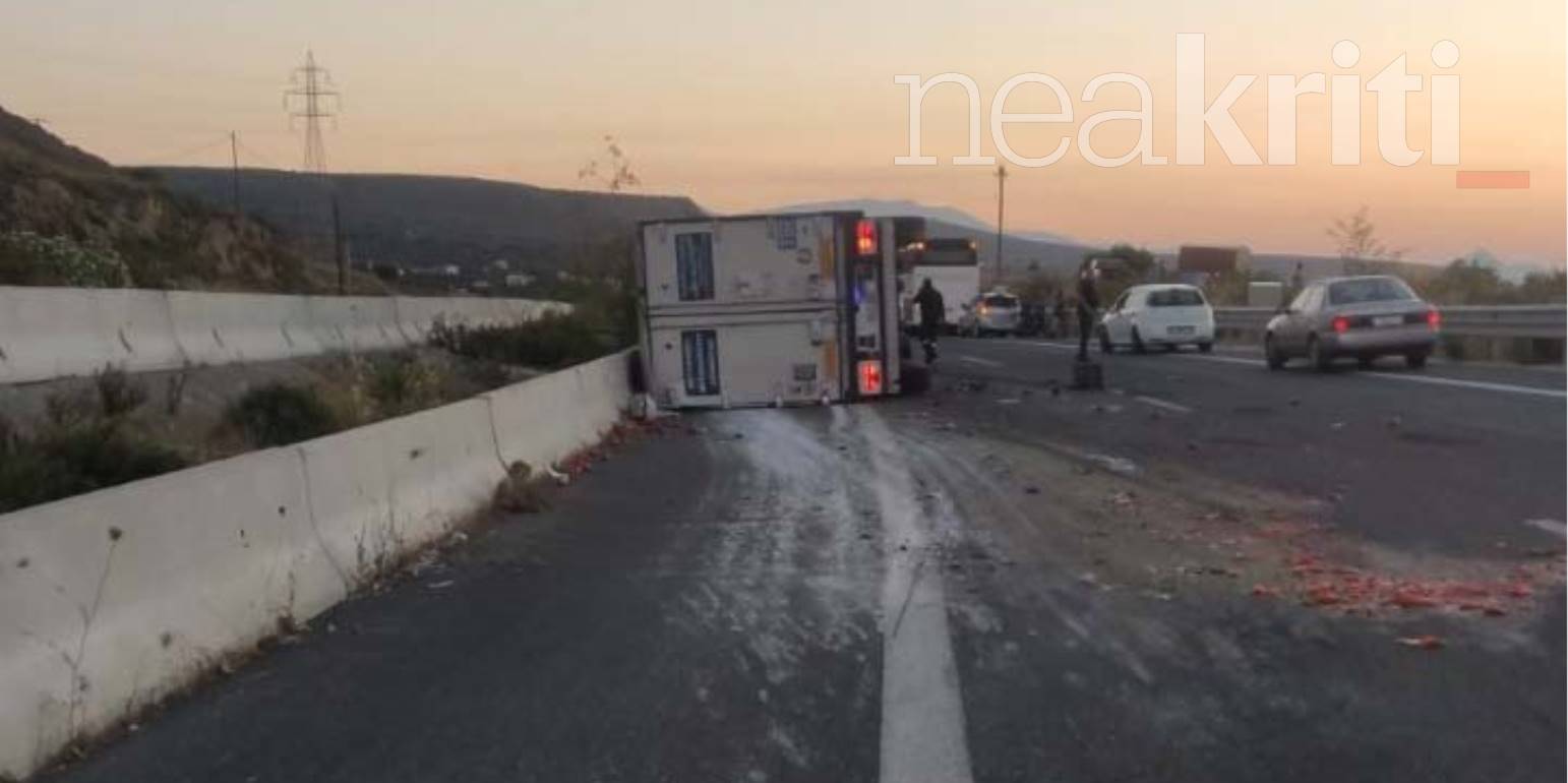 Ηράκλειο Κρήτης: Τροχαίο δυστύχημα - Ανετράπη νταλίκα