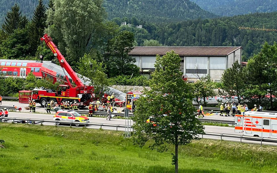 Γερμανία: Ακόμη μια σορός ανασύρθηκε από το σιδηροδρομικό δυστύχημα στη Βαυαρία - Στους 5 οι νεκροί
