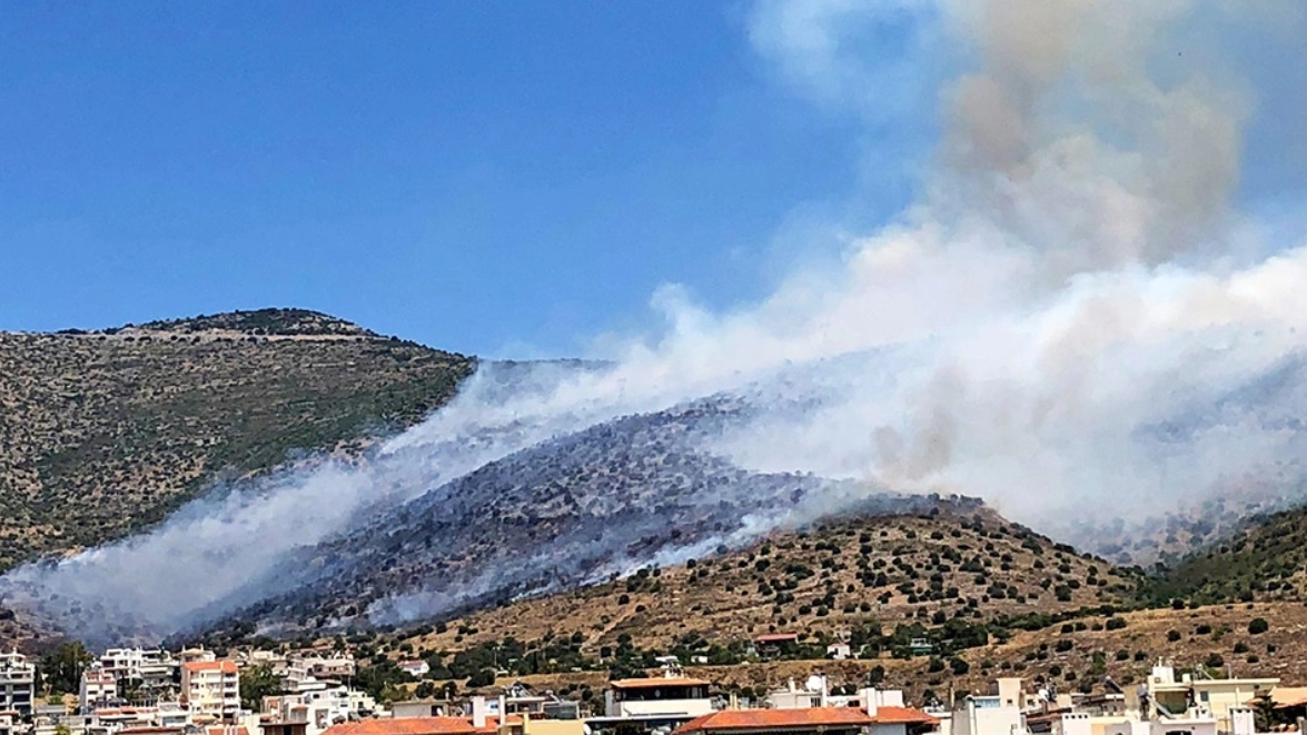 Ηλεία: Μαίνεται η φωτιά σε δασική έκταση στην Κορυφή - Ξεκίνησαν να επιχειρούν τα εναέρια μέσα