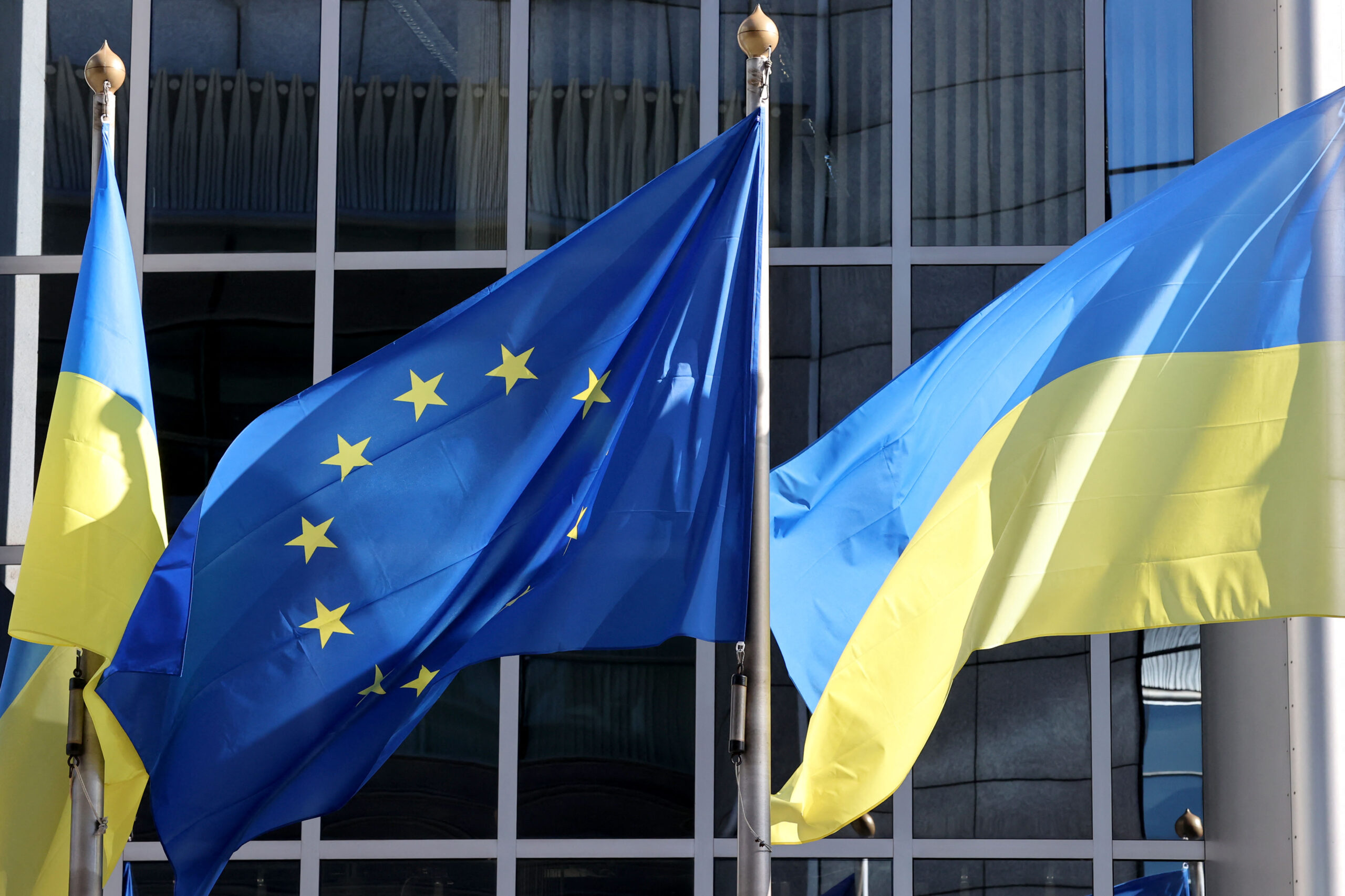Η σημαία της ΕΕ τοποθετήθηκε στην έδρα του κοινοβουλίου, δίπλα στη σημαία της Ουκρανίας