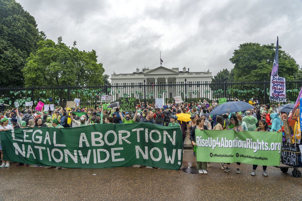 Χιλιάδες διαδηλωτές στον Λευκό Οίκο για το δικαίωμα στην άμβλωση