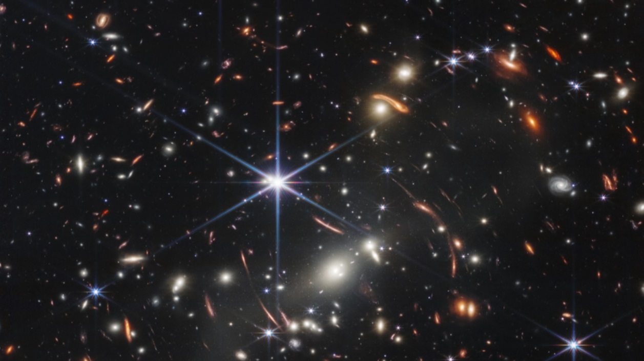 Η πρώτη φωτογραφία στα βάθη του Σύμπαντος πριν από 13 δισεκατομμύρια χρόνια, σχεδόν από τις απαρχές του κόσμου από το James Webb