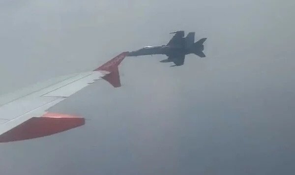Πτήση της Easyjet συνοδεία μαχητικού αεροσκάφους  F-18 μετά από φάρσα 18χρονου για βόμβα