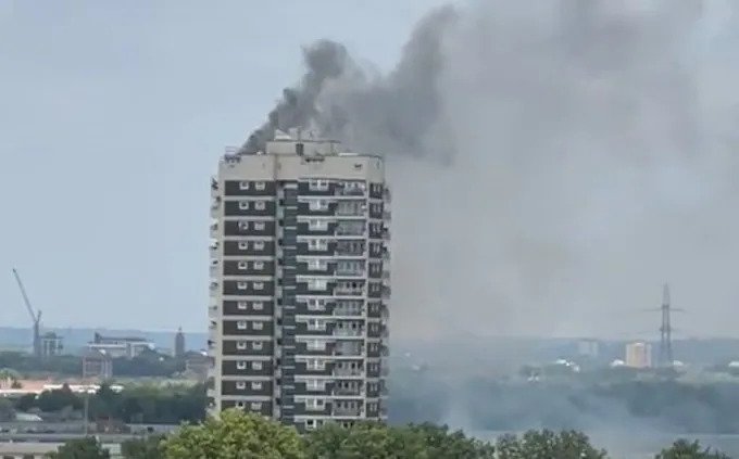 Πυρκαγιά σε 17όροφο ουρανοξύστη στο ανατολικό Λονδίνο (Βίντεο)