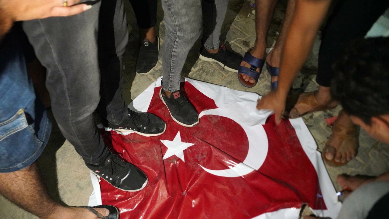 Διαδηλωτές στο Ιράκ  έκαψαν και ποδοπάτησαν τουρκικές σημαίες