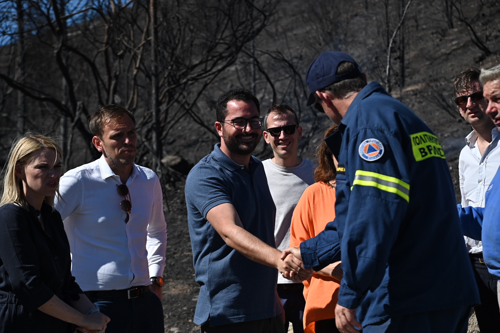 Επίσκεψη κλιμακίου του ΠΑΣΟΚ-ΚΙΝΑΛ με επικεφαλής τον γραμματέα Α. Σπυρόπουλο στις καμένες περιοχές της Πεντέλης