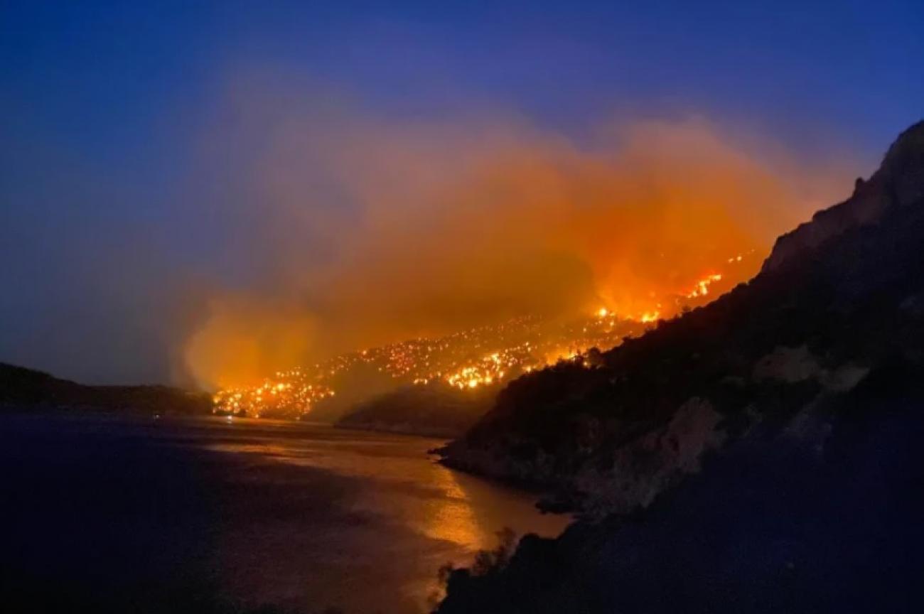 Σάμος: Μαίνεται η φωτιά στο νησί- Ενισχύονται οι πυροσβεστικές δυνάμεις