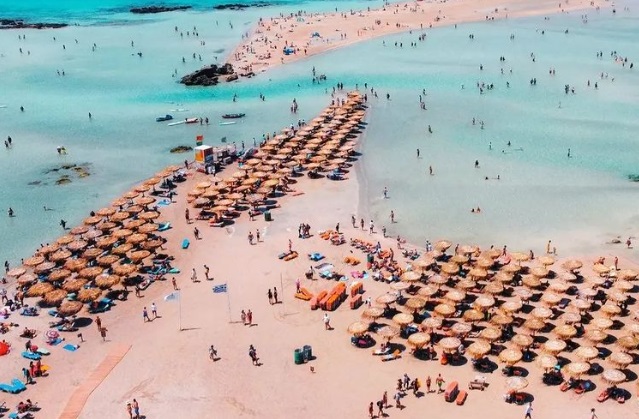 Κρήτη: «Πόλεμος» ξέσπασε για τις ομπρέλες στην παραλία στο Ελαφονήσι