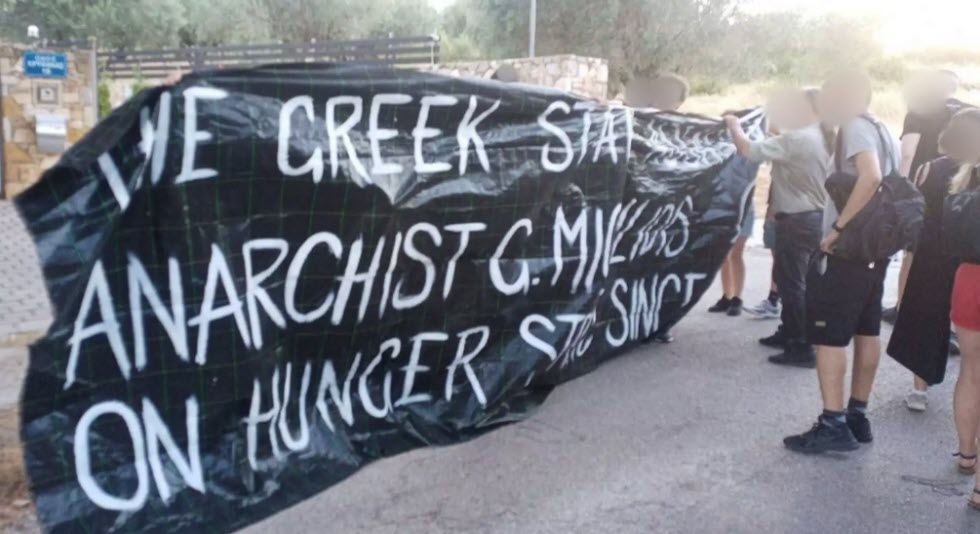 Διαμαρτυρία του Ρουβίκωνα έξω από το σπίτι του Κώστα Τσιάρα για τον απεργό πείνας Γιάννη Μιχαηλίδη