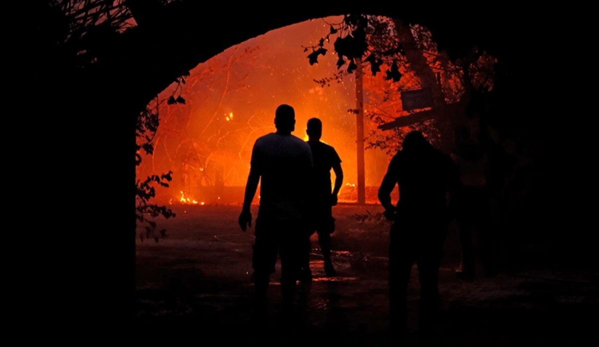 Ρέθυμνο: Ολονύχτια μάχη με τις φλόγες και τους θυελλώδεις ανέμους - Έξι οικισμοί έχουν εκκενωθεί