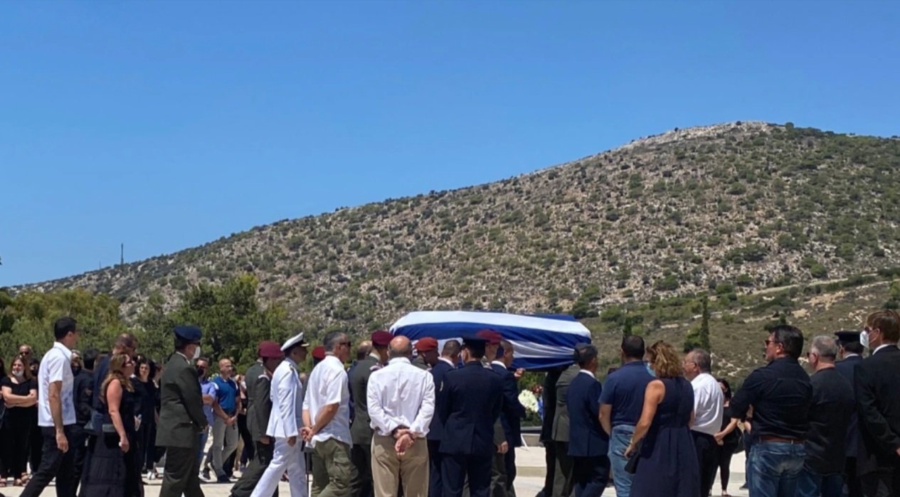 Πτώση ελικοπτέρου στη Σάμο: Θρήνος στην κηδεία του 49χρονου Έλληνα διερμηνέα