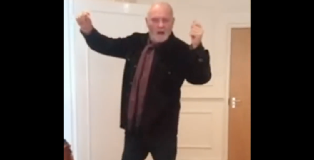 Ο Άντονι Χόπκινς χορεύει Ζορμπά και γίνεται viral – Το σχόλιο του Μάικλ Ντάγκλας