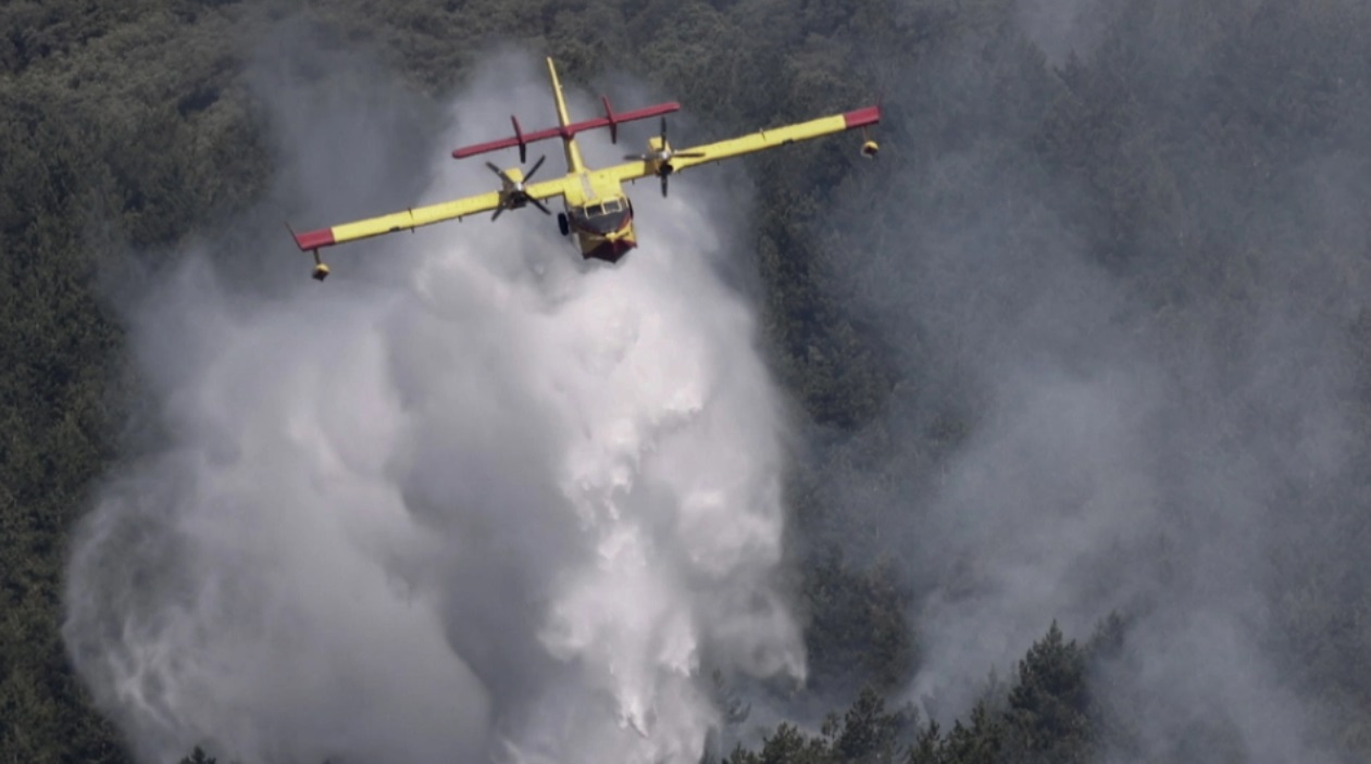 Δύο αεροσκάφη Canadair CL-415 στέλνει η Ελλάδα στη Γαλλία για να συνδράμει στην αντιμετώπιση των δασικών πυρκαγιών