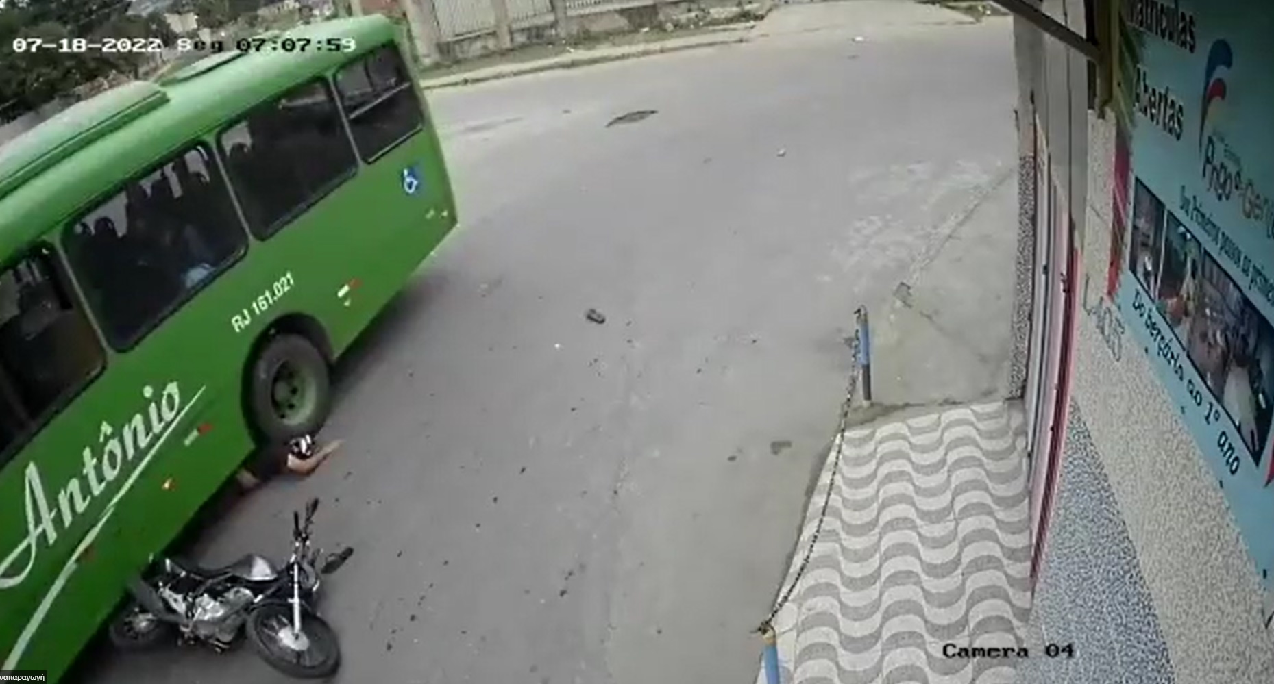 Απίστευτο βίντεο με οδηγό μηχανής: Του πάτησε το κεφάλι λεωφορείο, αλλά τον έσωσε το κράνος (vid)