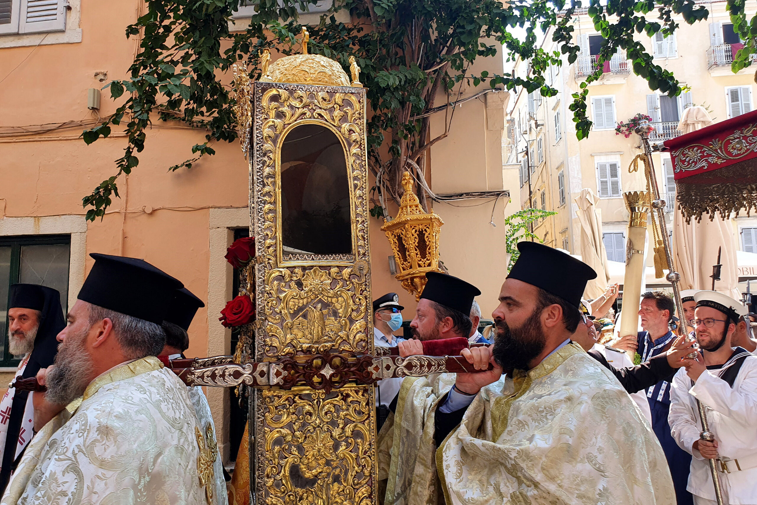 Κέρκυρα: Εκατοντάδες οι πιστοί που ακολούθησαν τη λιτανεία του ιερού σκηνώματος του Αγίου Σπυρίδωνα - Τι αναφέρει η θρησκευτική παράδοση