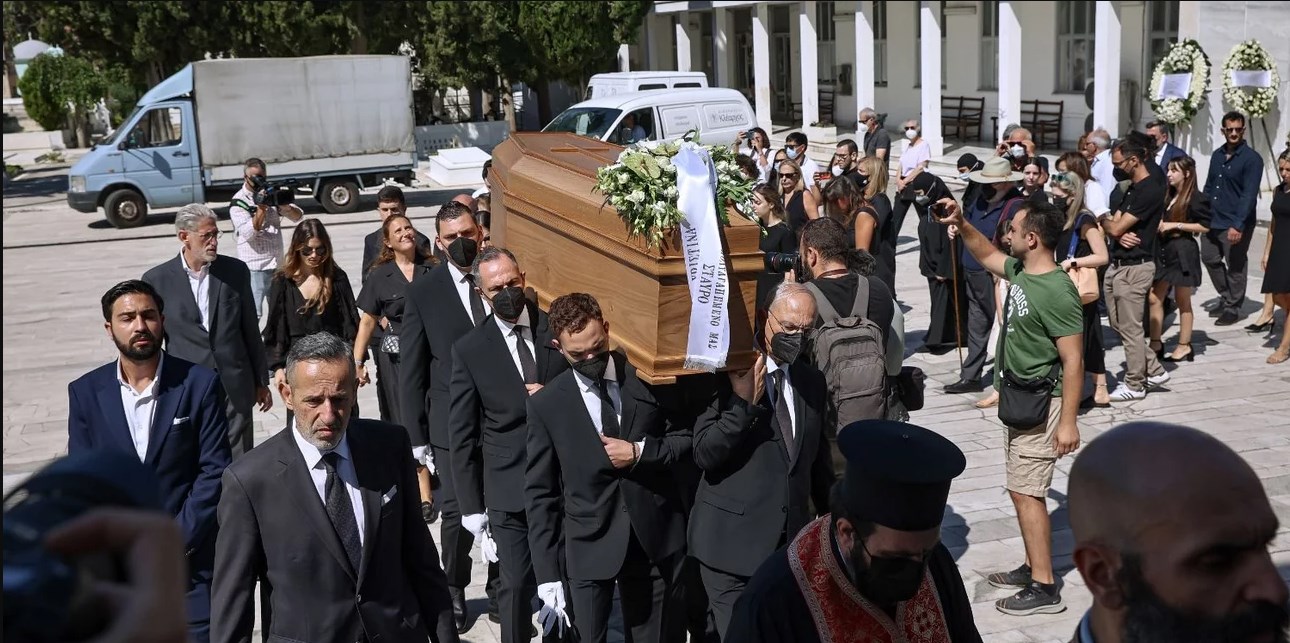 Αυτή την ώρα η κηδεία του Σταύρου Ψυχάρη στο Α' Νεκροταφείο - Ποιοι πήγαν