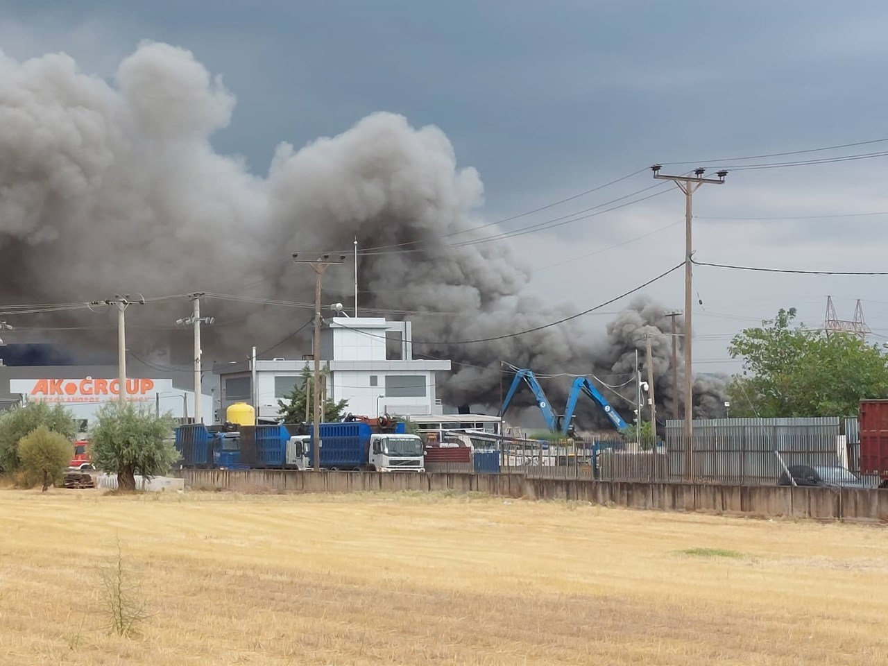 Κατεσβέσθη η πυρκαγιά που είχε ξεσπάσει σε εργοστάσιο ανακύκλωσης στην Μάνδρα