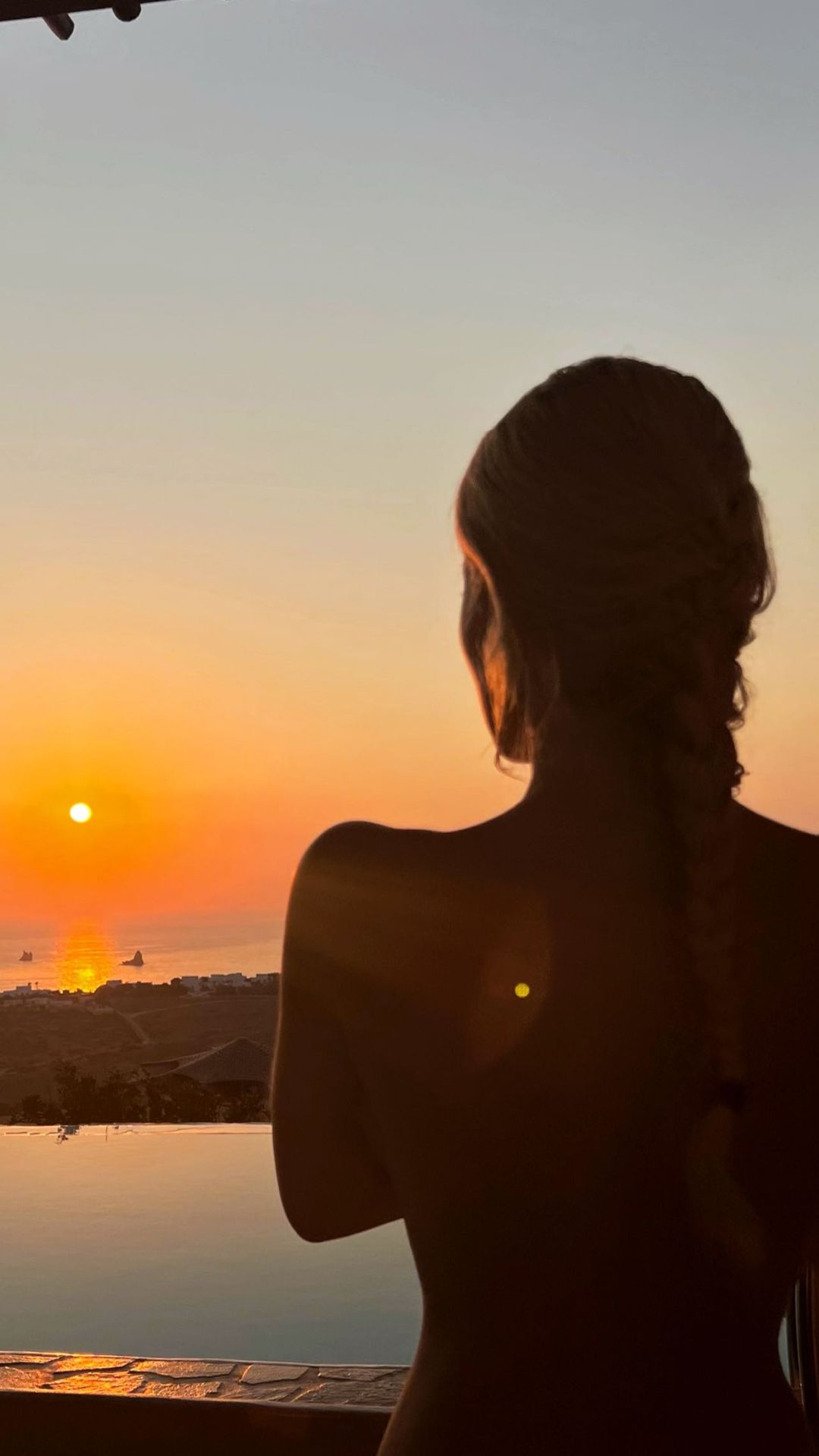 Κατερίνα Καινούργιου: Ποζάρει topless μπροστά από το ηλιοβασίλεμα