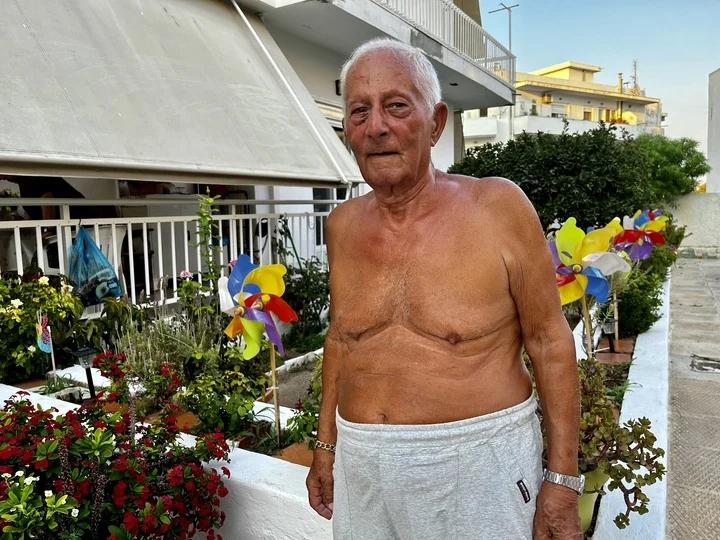Χαμός στη Ρόδο – Αυτός είναι ο 92χρονος που έγινε viral με την βουτιά από βατήρα