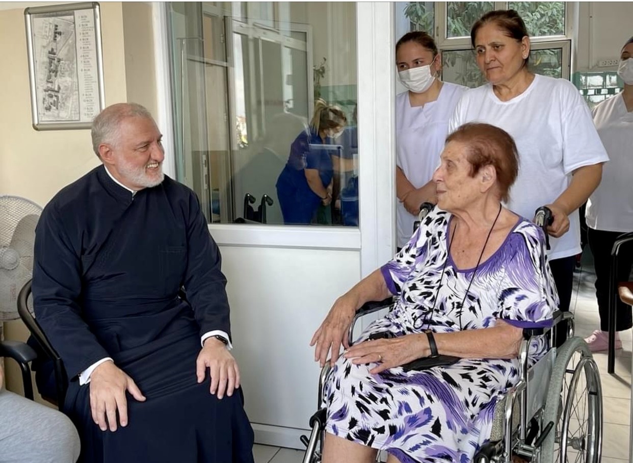 Ο αρχιεπίσκοπος Ελπιδοφόρος Ελπιδοφόρος επισκέφθηκε το Ελληνορθόδοξο Νοσοκομείο του Βαλουκλή που καταστράφηκε από πυρκαγιά
