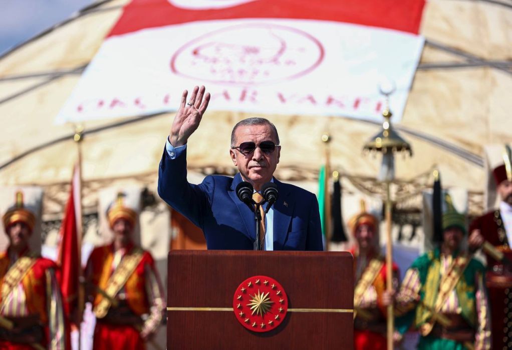 Συνεχίζει να κατρακυλά στις δημοσκοπήσεις ο Ερντογάν παρά την επιθετική ρητορική του