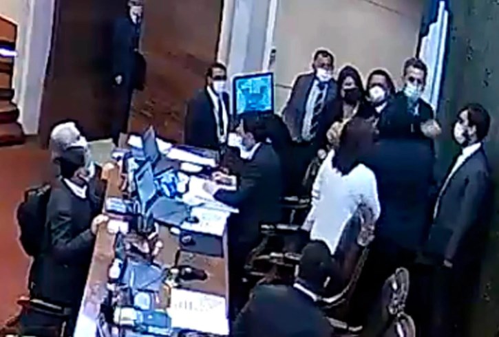 Χιλή: Σε ρινγκ μετατράπηκε η Βουλή – Βίντεο από την κάμερα ασφαλείας