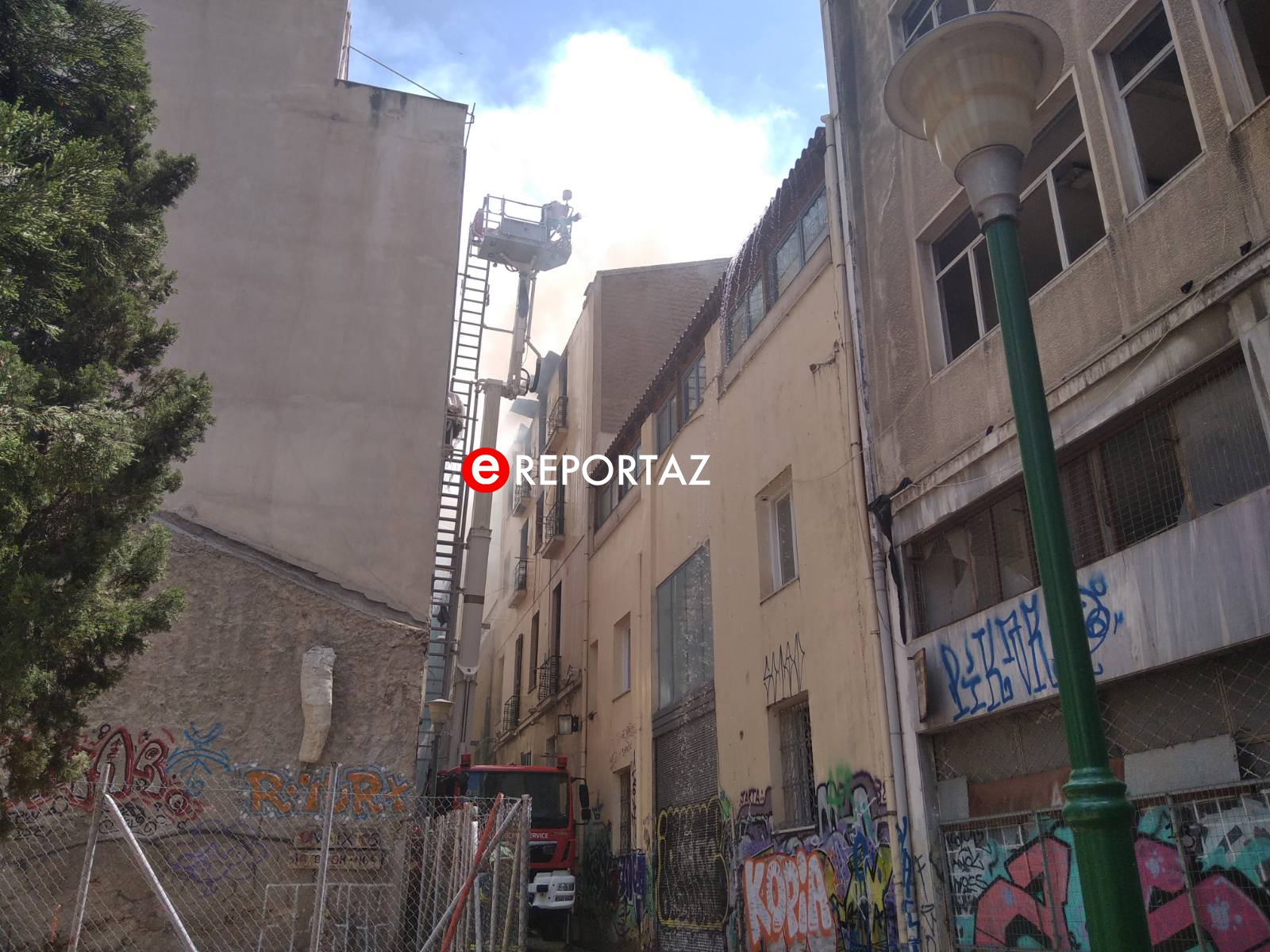 Πανικός από φωτιά σε κτίριο στο κέντρο της Αθήνας