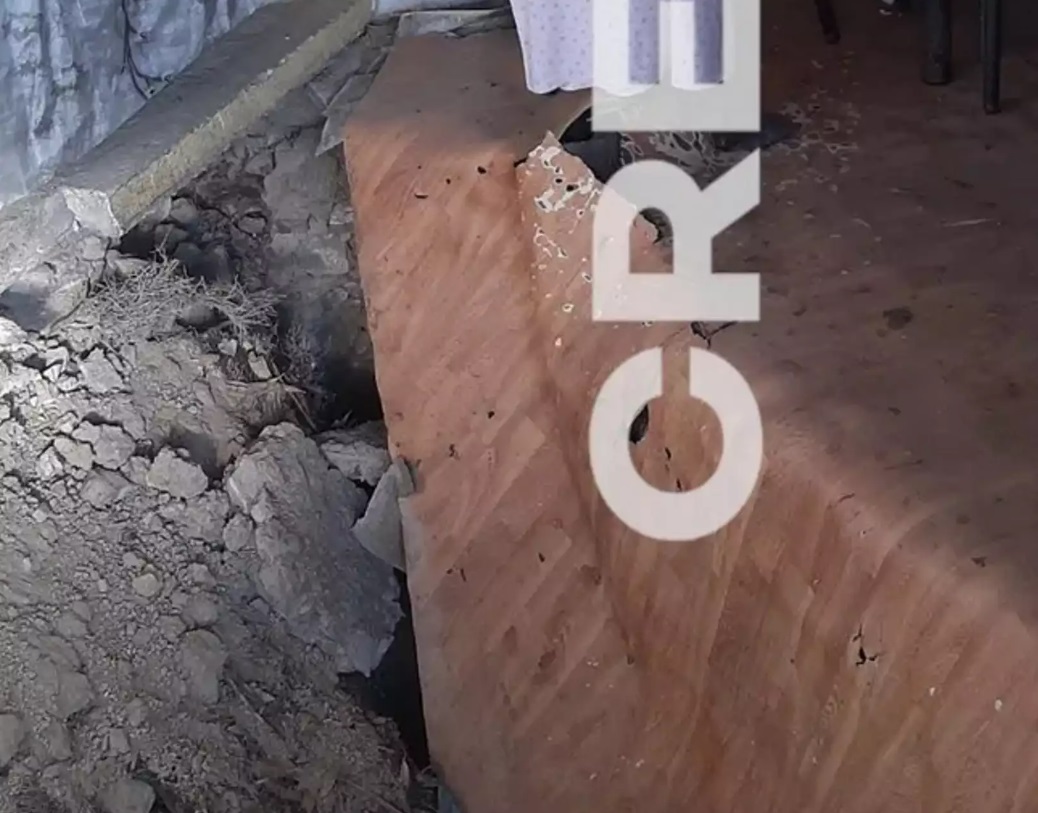 Ρέθυμνο: Έτσι σκοτώθηκε η γυναίκα σπίτι της – Εικόνες από το πάτωμα που κατέρρευσε μέσα στην κουζίνα