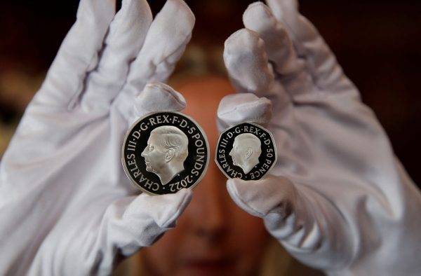 Τα πρώτα νομίσματα με το πορτρέτο του Βασιλιά Κάρολου Γ'