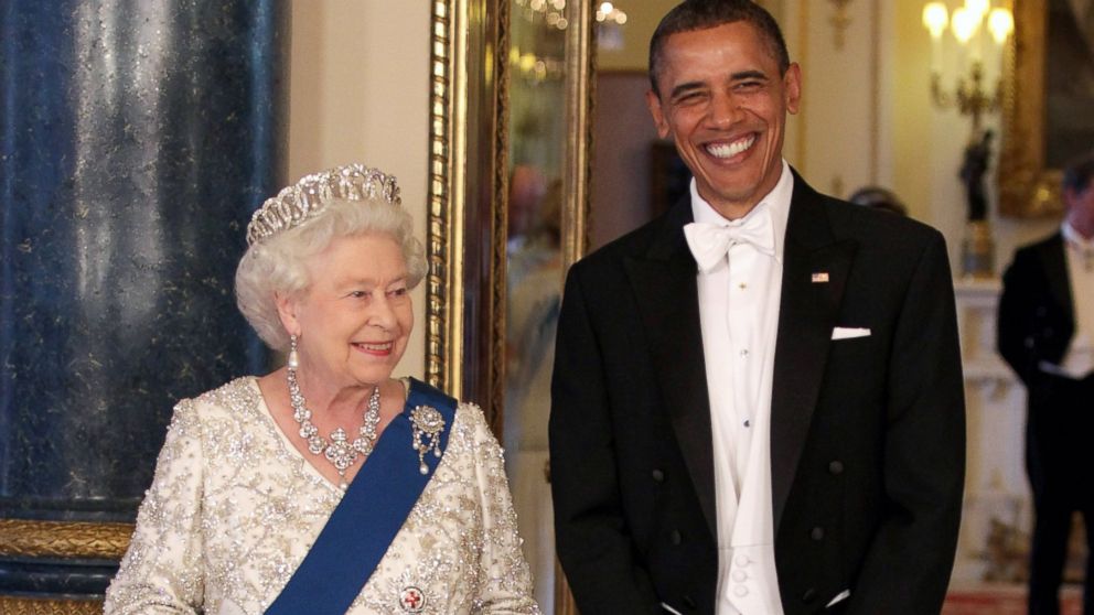 Ντόναλντ Τραμπ και Μπάρακ Ομπάμα αποχαιρετούν την Βασίλισσα Ελισάβετ