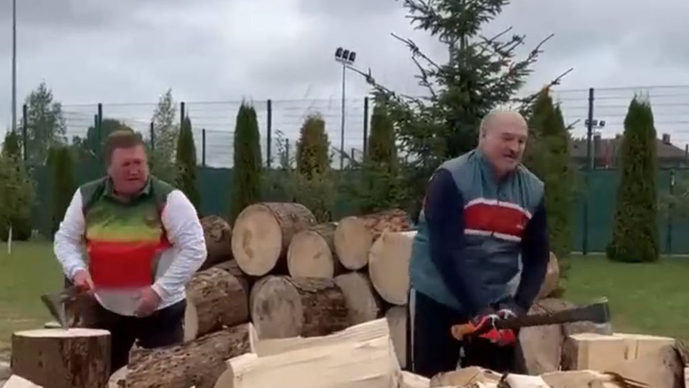 Ο Λουκασένκο ειρωνεύεται την Ευρώπη και κόβει ξύλα "για να μην πεθάνουν οι Ευρωπαίοι από το κρύο"