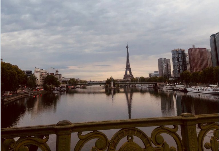 Σκοτάδι πριν από τα μεσάνυχτα στον Πύργο του Άιφελ - Μέτρα στο Παρίσι για την εξοικονόμηση ενέργειας