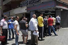Λίβανος: Καταθέτες... "ληστεύουν" τράπεζες για να πάρουν πίσω τις καταθέσεις τους