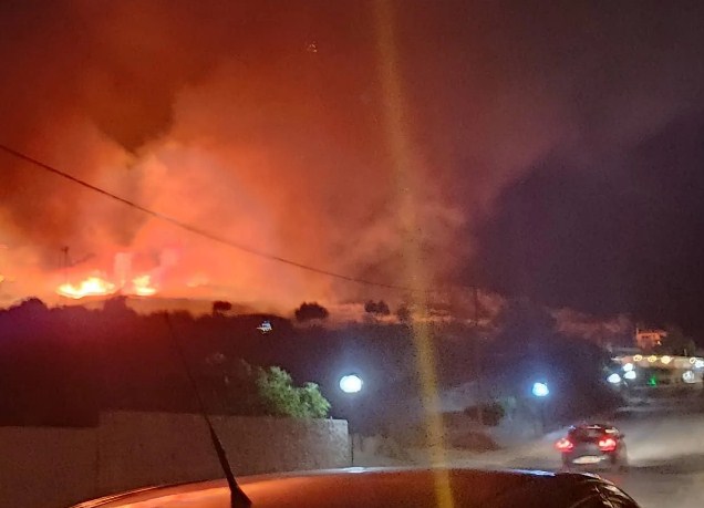 Φωτιά κοντά σε κατοικημένη περιοχή της Κεφαλονιάς έχει λάβει μεγάλες διαστάσεις