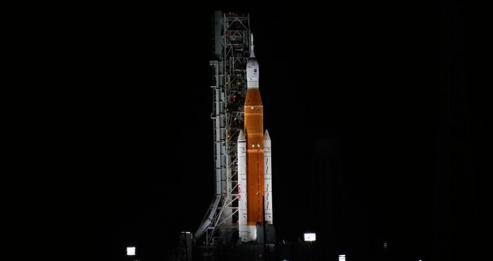 H NASA αποσύρει τον πύραυλο της αποστολής Artemis από την πλατφόρμα λόγω του τυφώνα Ίαν