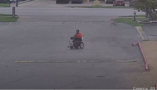 Σοκαριστικό βίντεο από το Τέξας: Οδηγός πέφτει πάνω σε ανάπηρο και τον σέρνει για πολλά μέτρα