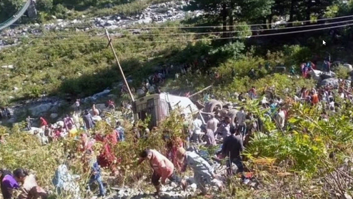 Ινδία: Τουλάχιστον 11 νεκροί και 29 τραυματίες από «βουτιά» λεωφορείου σε φαράγγι βάθους 250 μέτρων