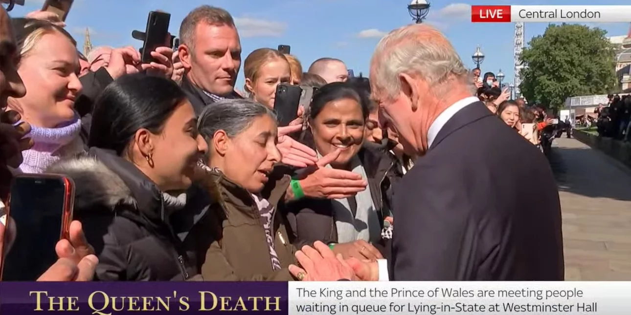 Βασίλισσα Ελισάβετ: Ο βασιλιάς Κάρολος Γ' και ο πρίγκιπας Γουίλιαμ επισκέφθηκαν αιφνιδιαστικά την ουρά που σχημάτιζαν επί ώρες οι πολίτες στο Λονδίνο