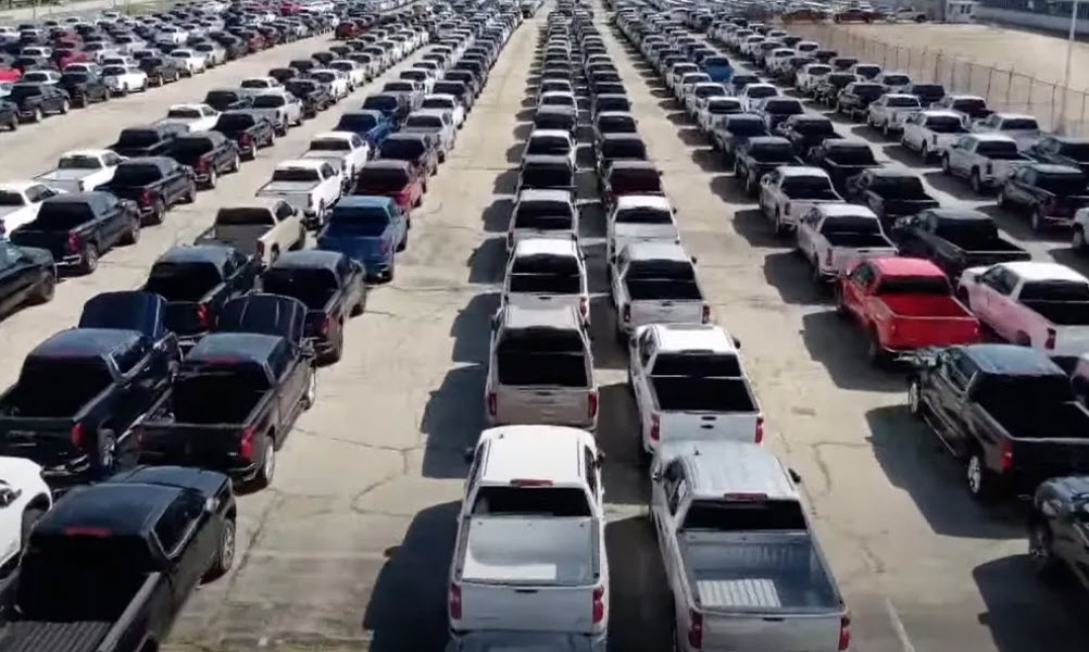 Γιατί δεν παραδίδονται χιλιάδες έτοιμα αυτοκίνητα; (+video)