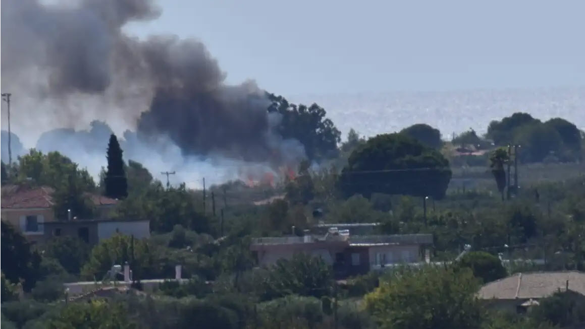 Πυρκαγιά στη Σπιάντζα Πύργου, κοντά σε σπίτια - Λιποθύμησε πυροσβέστης