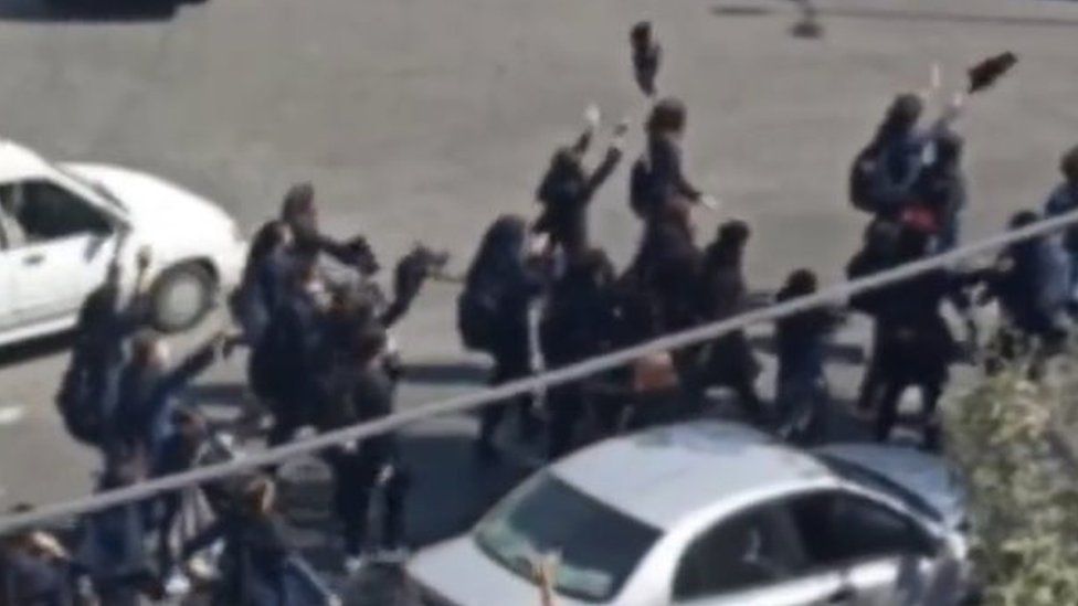 Τεχεράνη: Αστυνομικοί χτύπησαν μαθήτριες, που «αρνήθηκαν να υποβληθούν σε σωματικό έλεγχο»