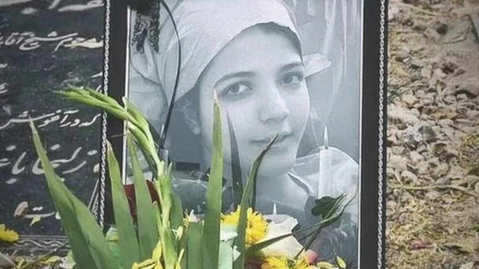 Μαθήτρια στο Ιράν ξυλοκοπήθηκε μέχρι θανάτου επειδή αρνήθηκε να τραγουδήσει ύμνο υπέρ του καθεστώτος