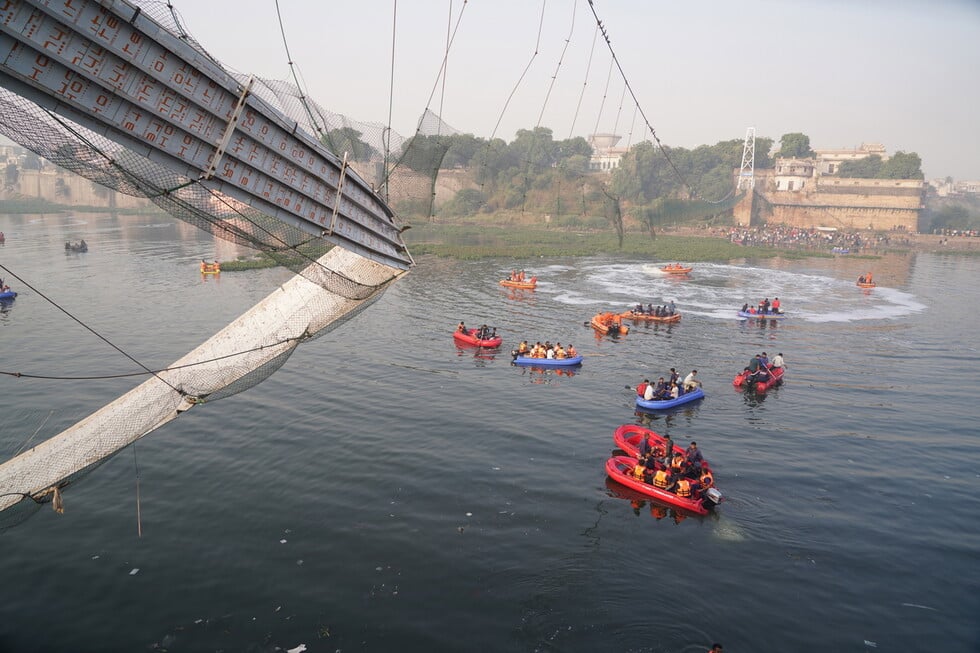 Ινδία: Πάνω από 130 νεκροί από την κατάρρευση της κρεμαστής γέφυρας