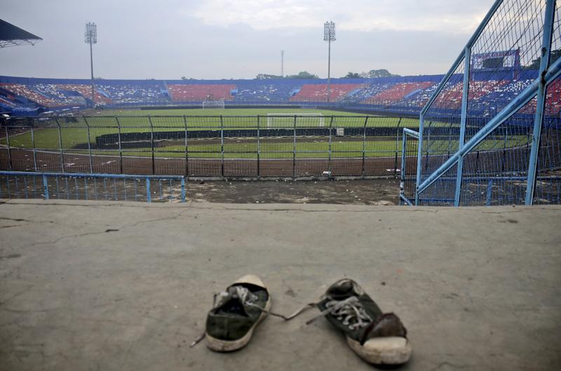 Θρήνος στην Ινδονησία: Στους 125 οι νεκροί σε μια από τις μεγαλύτερες τραγωδίες στην Ιστορία του αθλητισμού