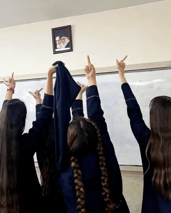 Ιράν: Η επανάσταση φουντώνει. Mαθήτριες βγάζουν τις χιτζάμπ στις τάξεις