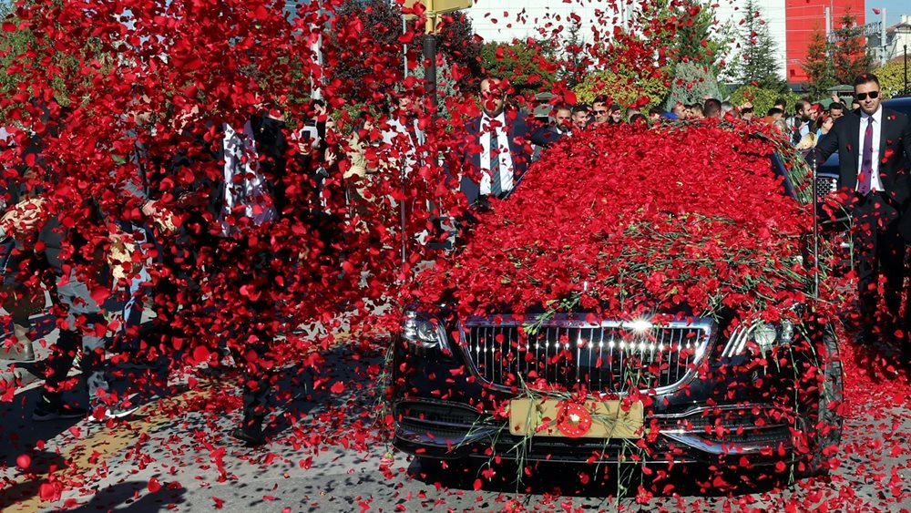 "Ελπίδα του λαού": Έφτιαξαν τραγούδι και έπνιξαν στα γαρύφαλλα το όχημα του Ερντογάν στην Άγκυρα
