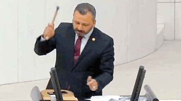 Τούρκος βουλευτής έσπασε το κινητό του με σφυρί, στη Βουλή για το Νομοσχέδιο για την παραπληροφόρηση
