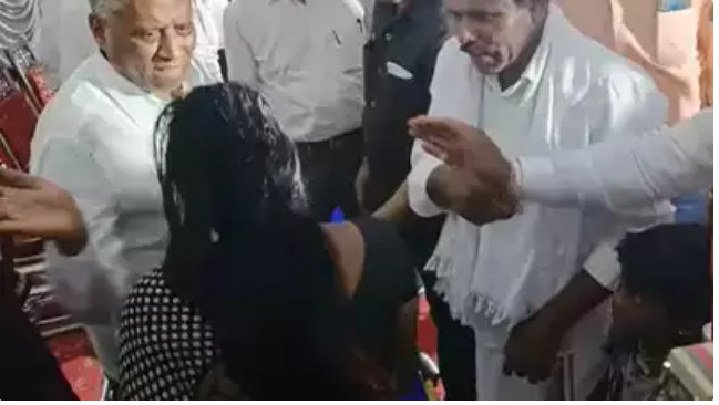 Σάλος στην Ινδία: Υπουργός χαστούκισε γυναίκα ενώ του ζητούσε βοήθεια [βίντεο]